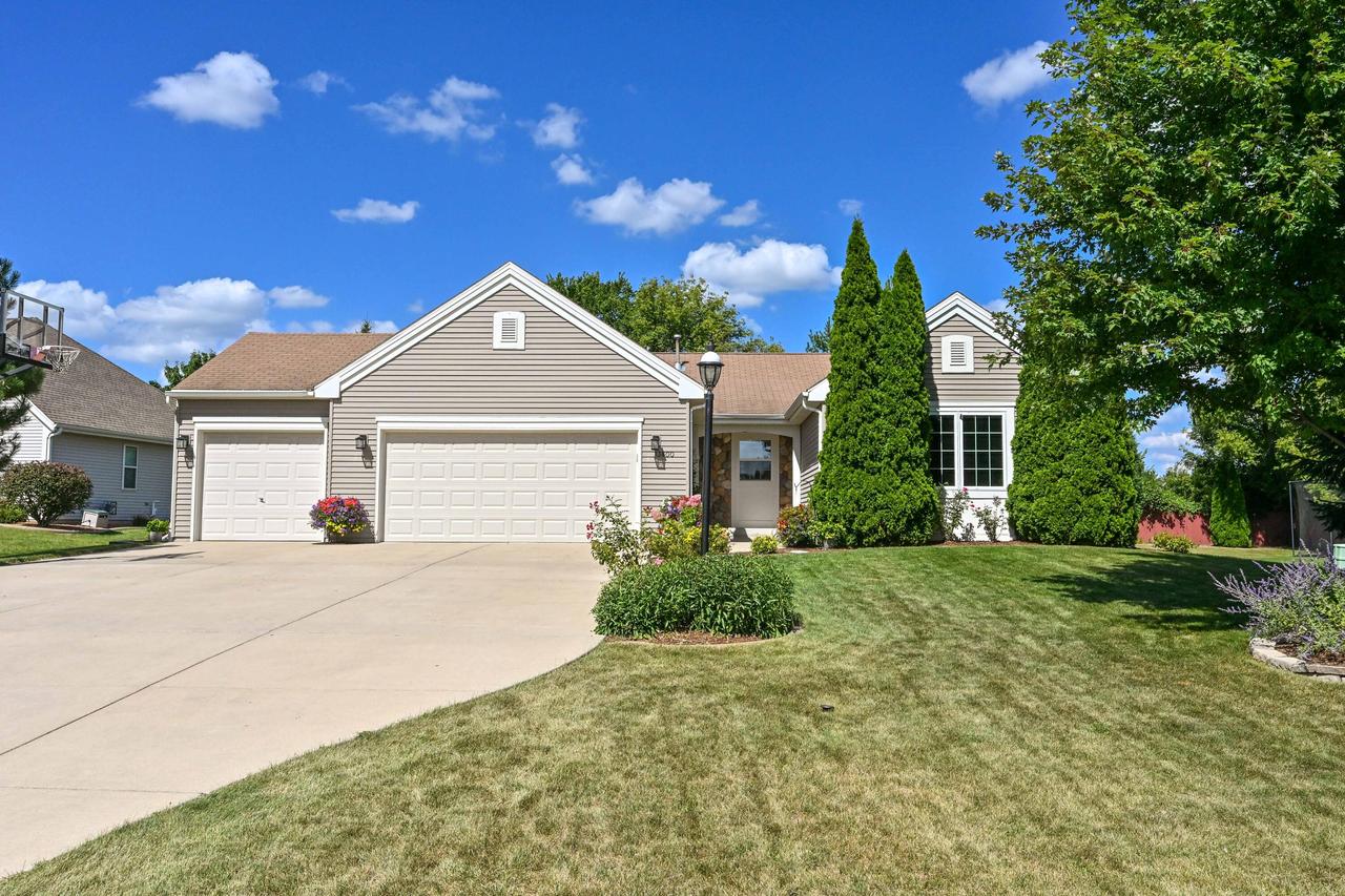 13800 W Prairie Ln, New Berlin, WI 53151