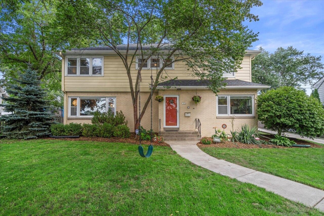 6300 N Santa Monica Blvd, Whitefish Bay, WI 53217