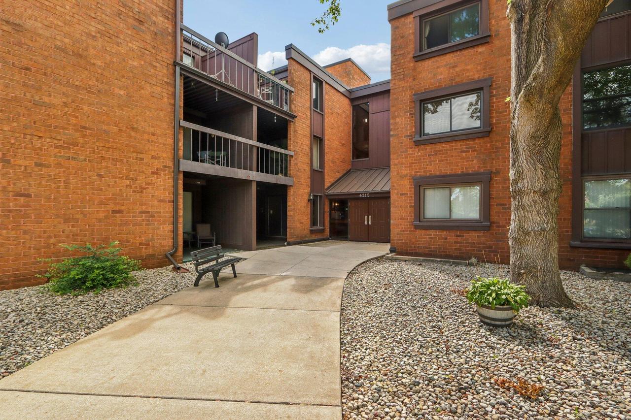 4215 N 100th St #220, Milwaukee, WI 53222