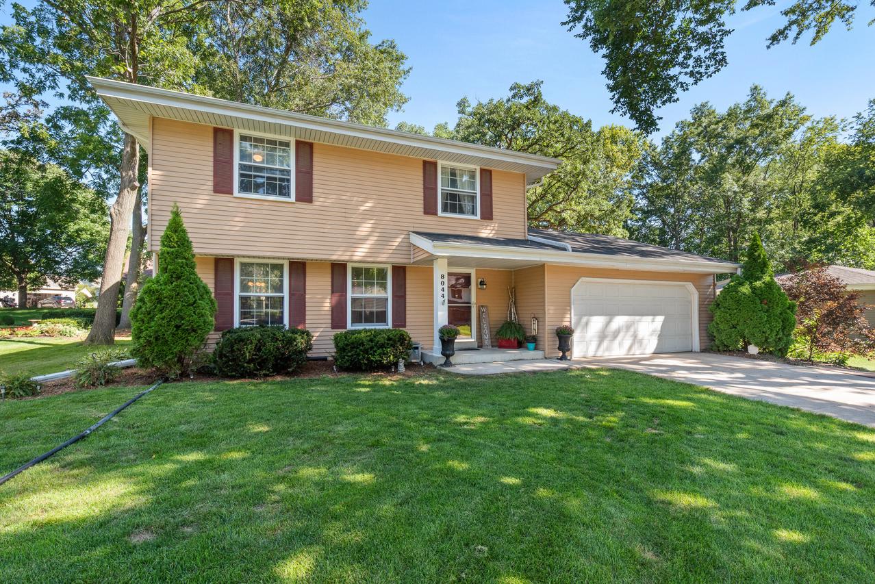 8044 W Beacon Hill, Franklin, WI 53132