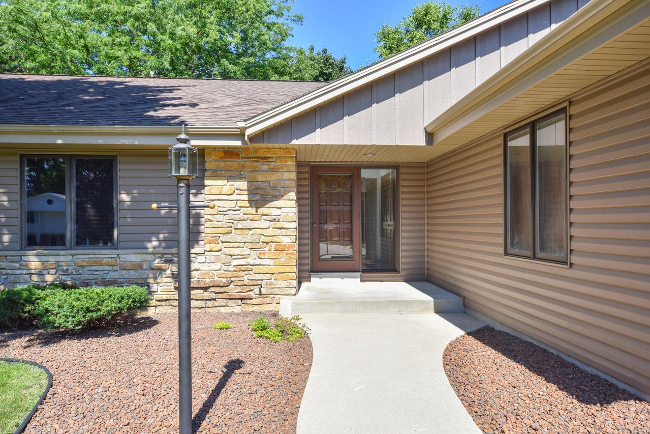 4585 S Delphine Dr, New Berlin, WI 53151