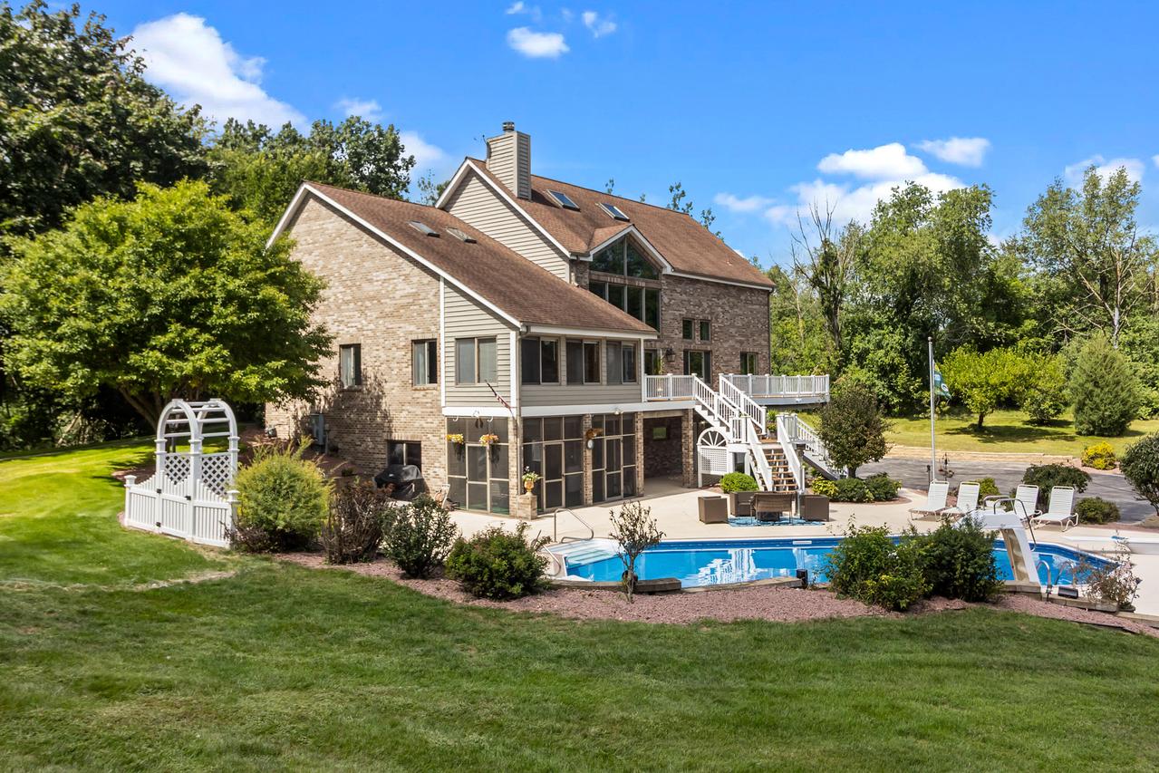 W2172 Country Club, East Troy, WI 53120