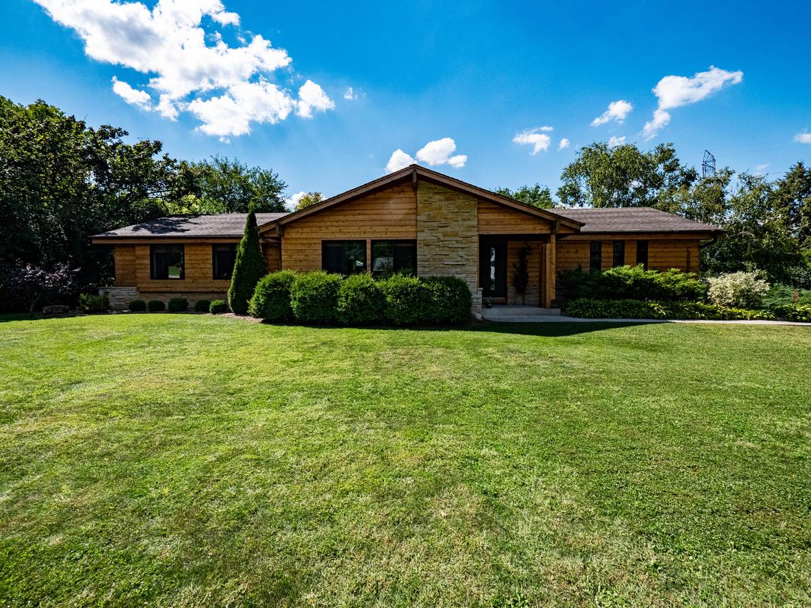 5065 S 102nd St, Greenfield, WI 53228