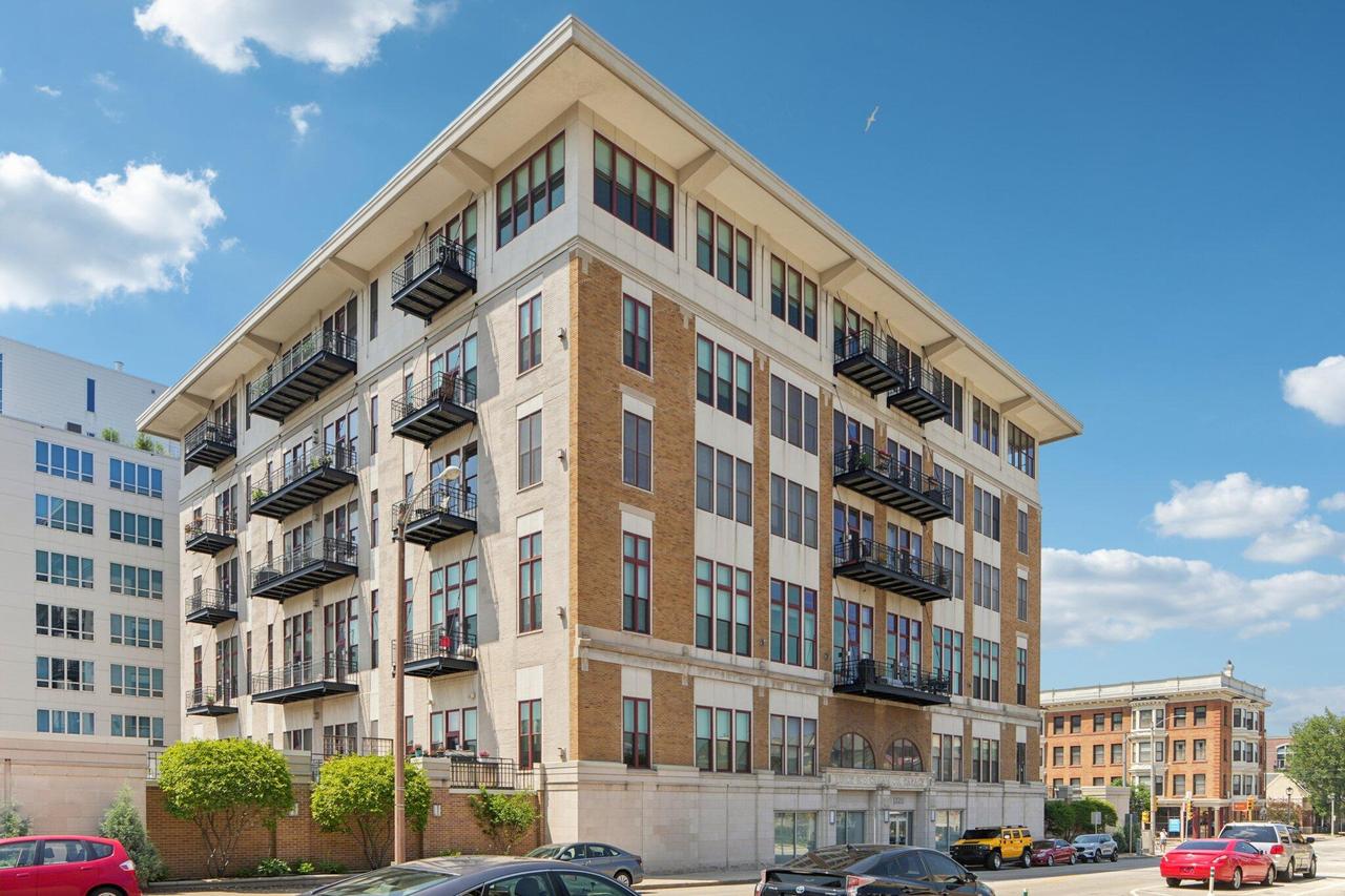 1325 N Van Buren St #306, Milwaukee, WI 53202