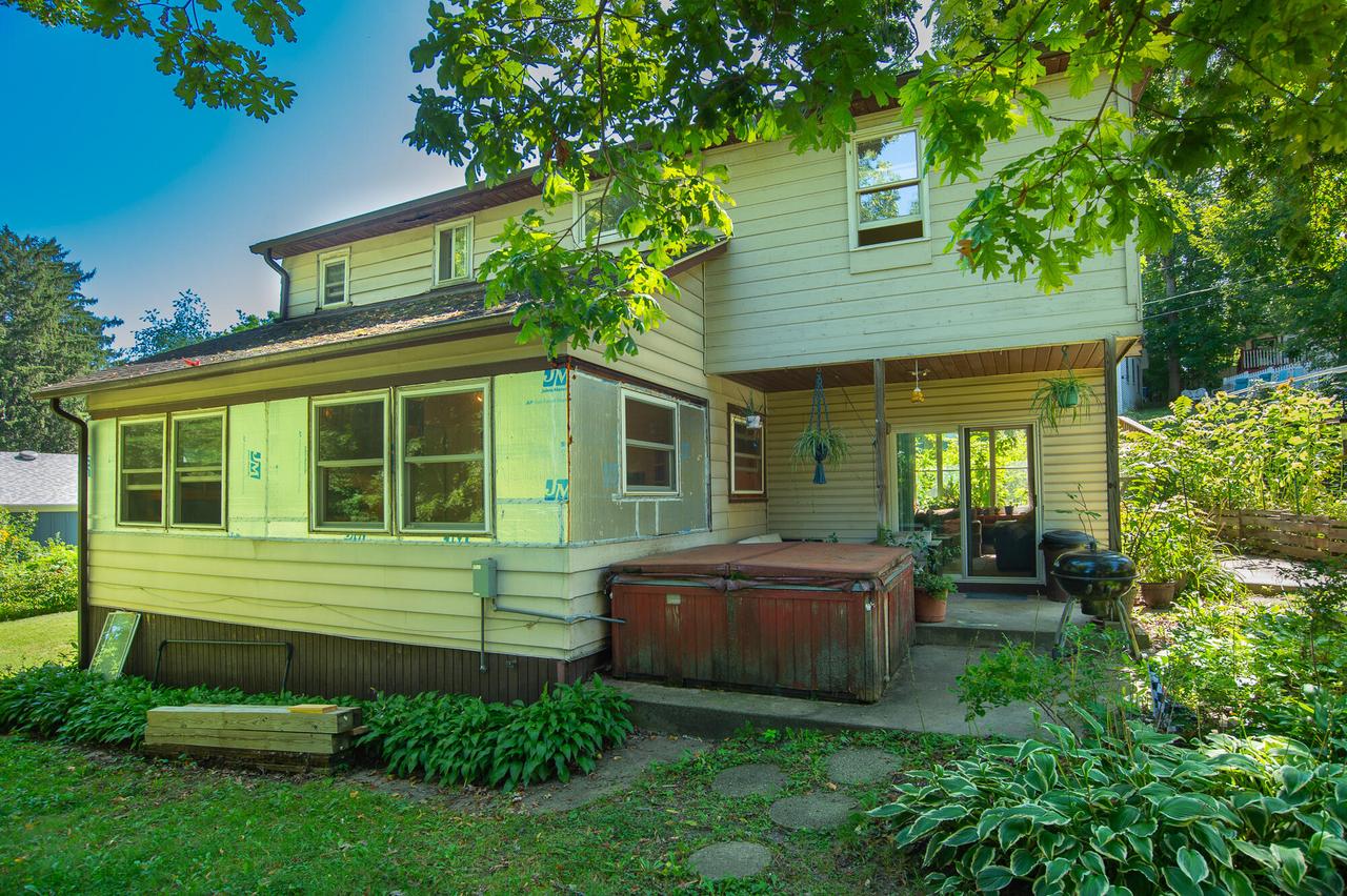 517 Oakwood Trl, Twin Lakes, WI 53181