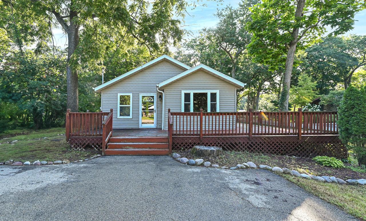 5 Menominee Rd, Williams Bay, WI 53191