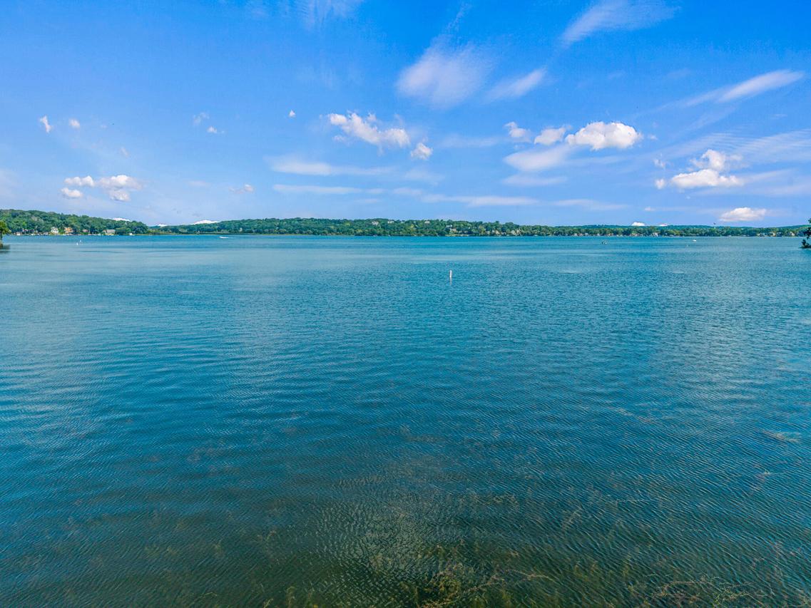 N28W27564 Peninsula Dr, Pewaukee, WI 53072