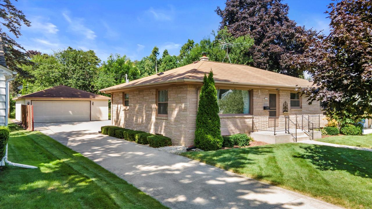 1037 4th Ave, Grafton, WI 53024