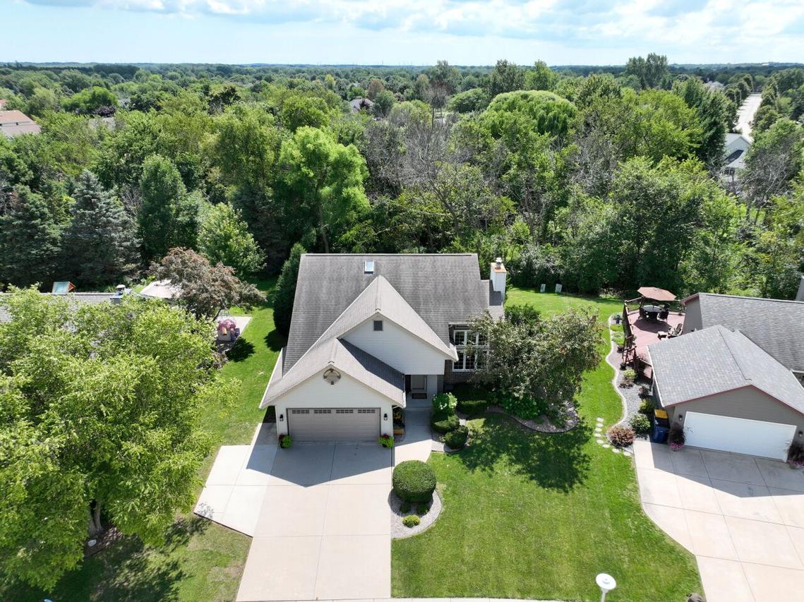 641 E Bridlewood Ln, Oak Creek, WI 53154