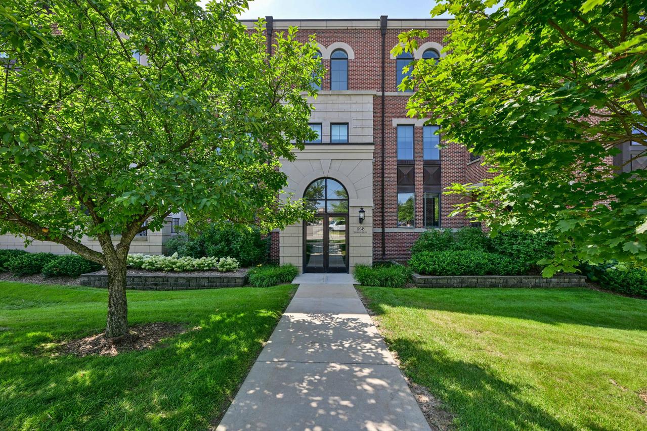 19045 Thomson Dr #201, Brookfield, WI 53045