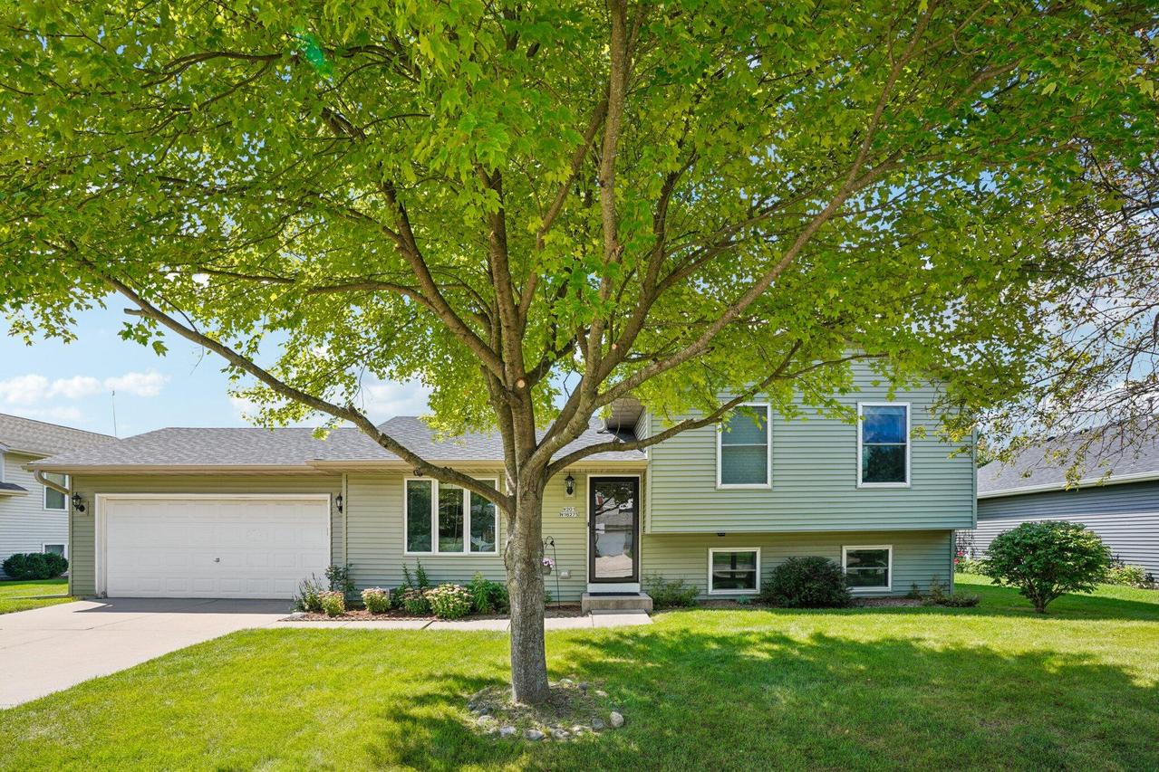 W201N16275 Ash Dr, Jackson, WI 53037