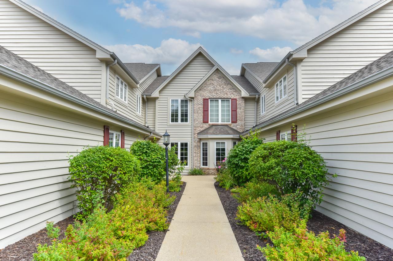 158 Westfield Way #B, Pewaukee, WI 53072