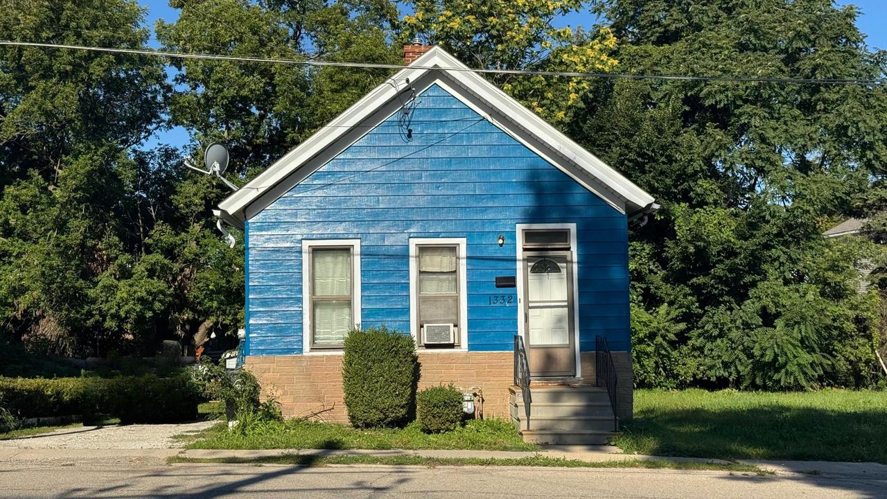 1332 S Memorial Dr, Racine, WI 53403