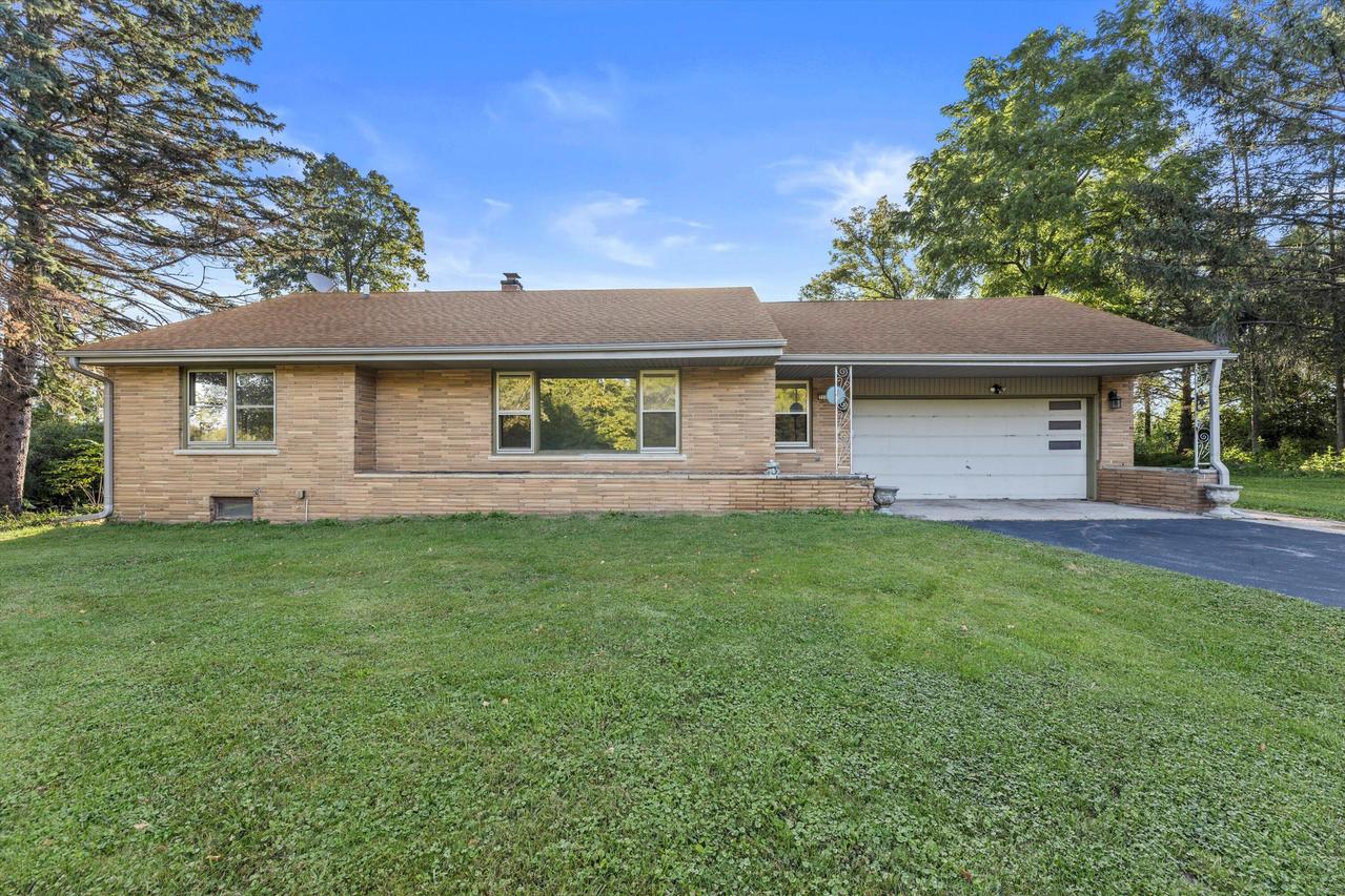 3110 S Wehr Rd, New Berlin, WI 53146