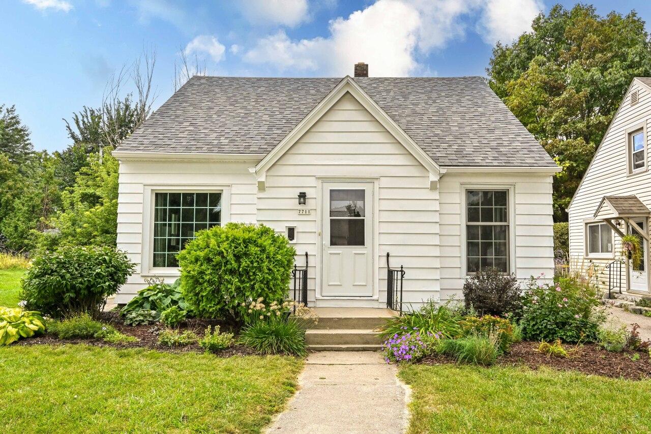 7711 W Clarke St, Wauwatosa, WI 53213