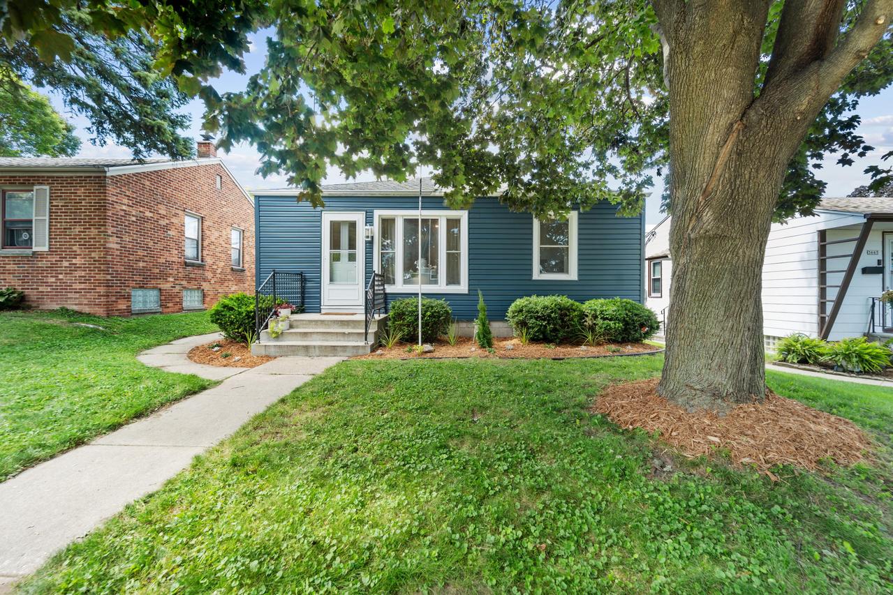 3671 S Whitnall Ave, Milwaukee, WI 53207