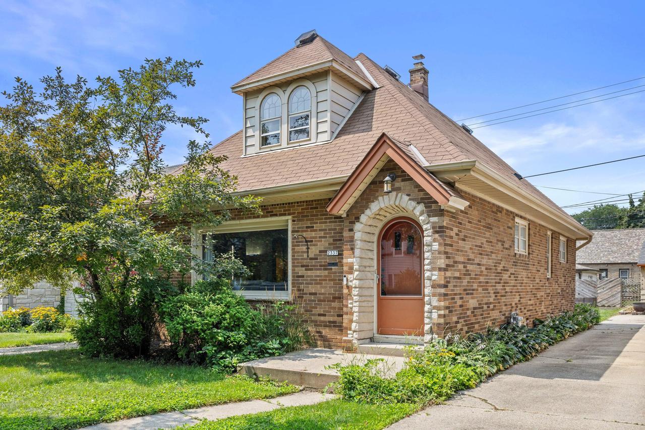 2337 S 81st St, West Allis, WI 53219