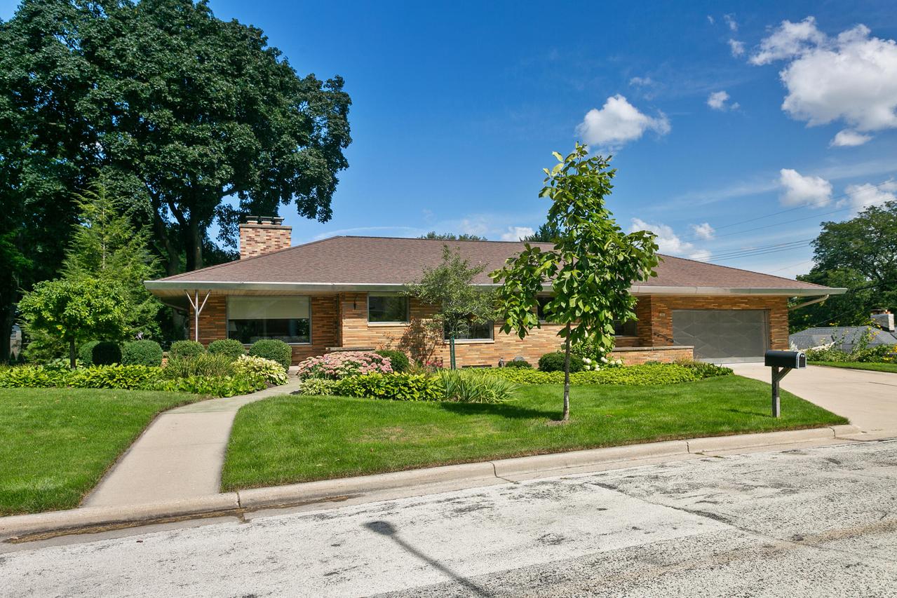3202 N Knoll Ter, Wauwatosa, WI 53222