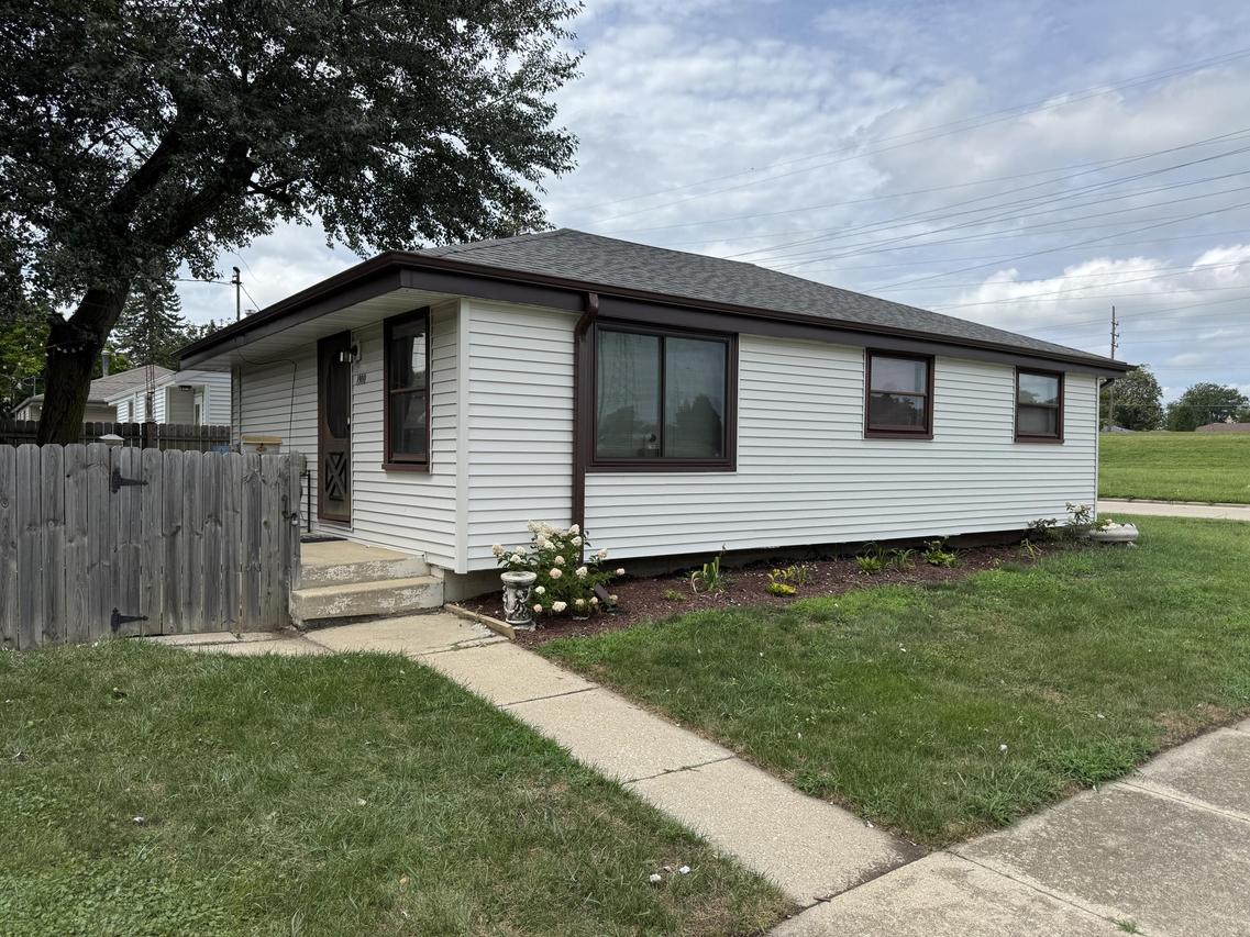 1900 W West Lawn Ave, Racine, WI 53405