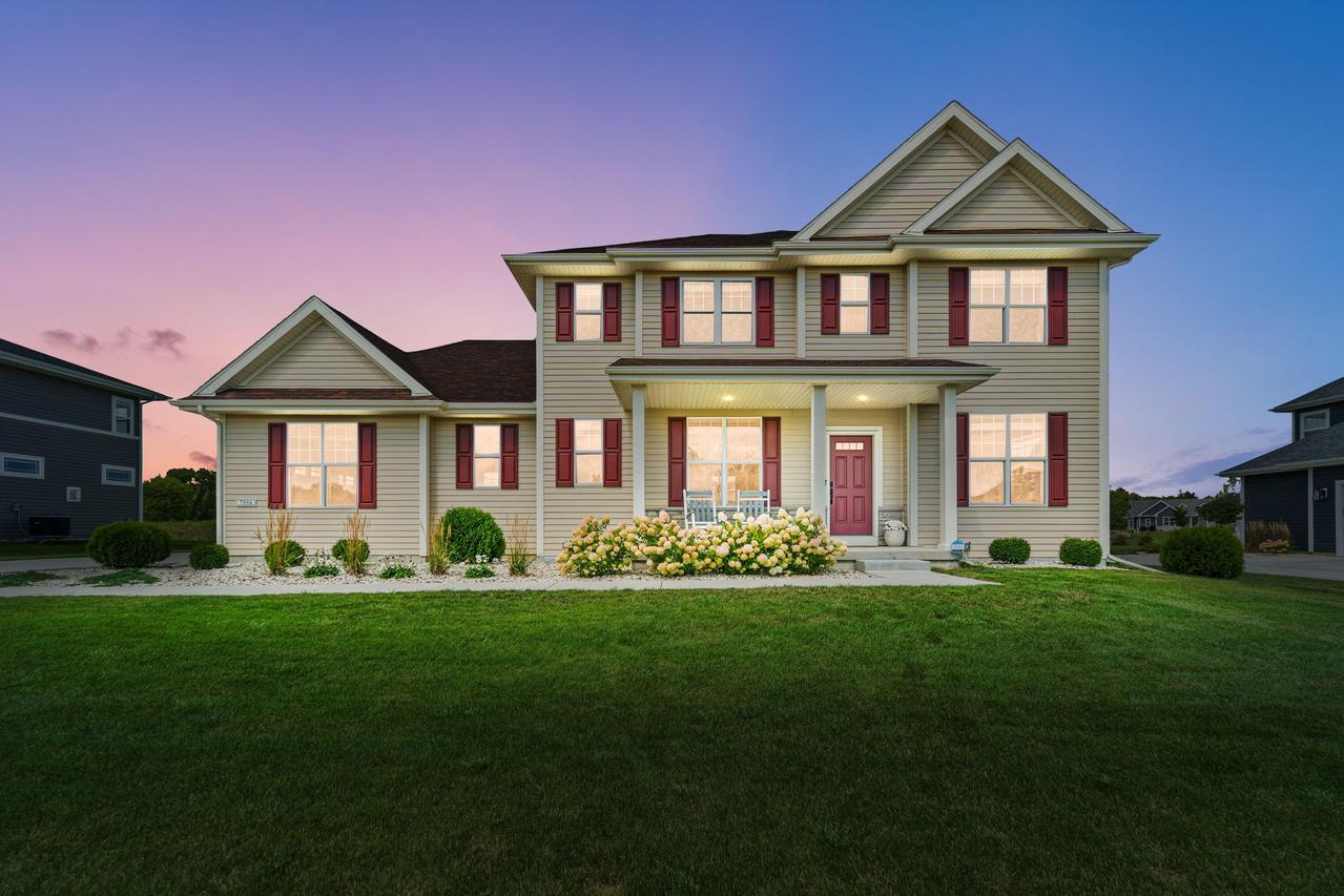 7894 W Preserve Pkwy, Mequon, WI 53097