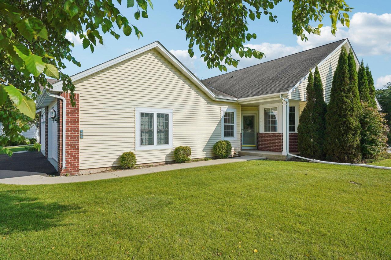 993 Niagara Ct, Port Washington, WI 53074