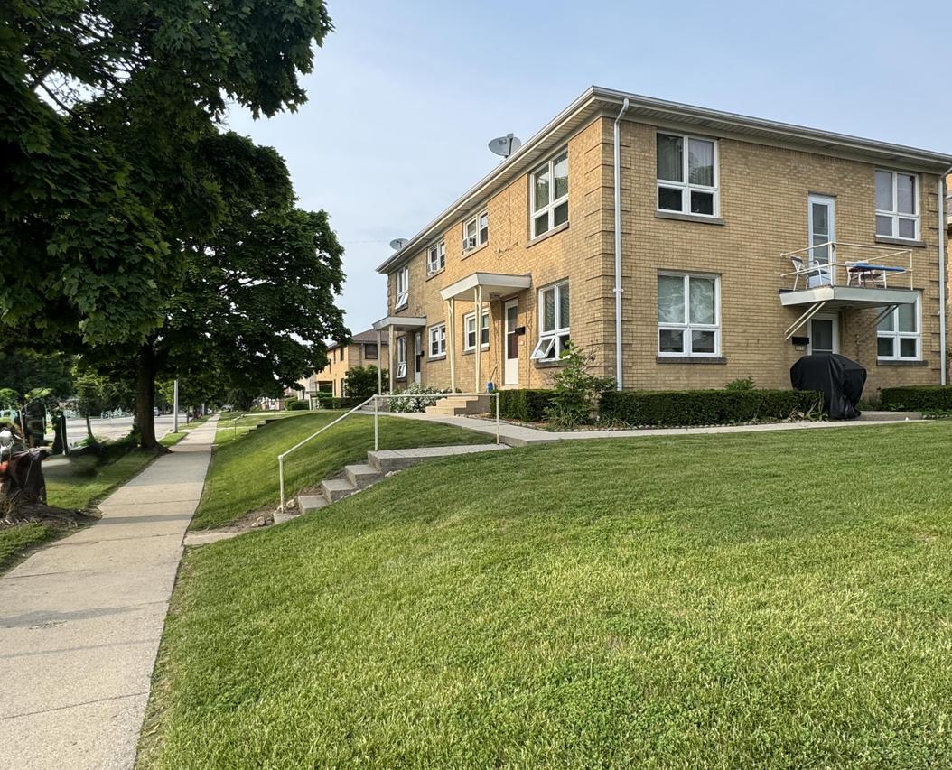 9830 W Lincoln St, West Allis, WI 53227
