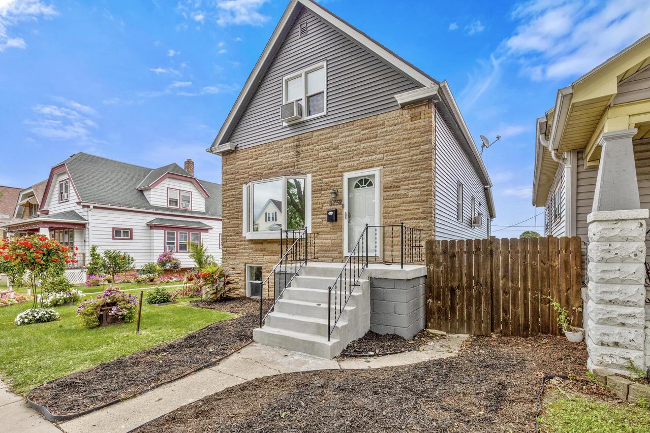 3252 S 14th St, Milwaukee, WI 53215