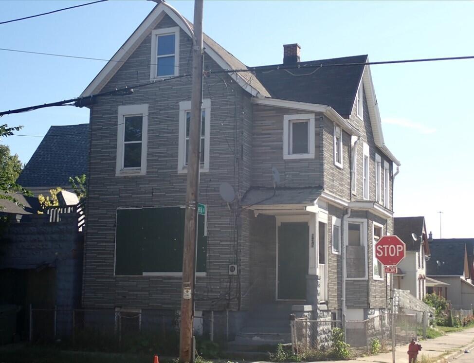 938 S 11th St., Milwaukee, WI 53204