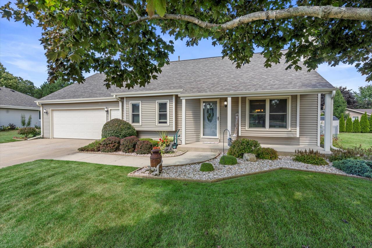 8230 W Southview Dr, Franklin, WI 53132