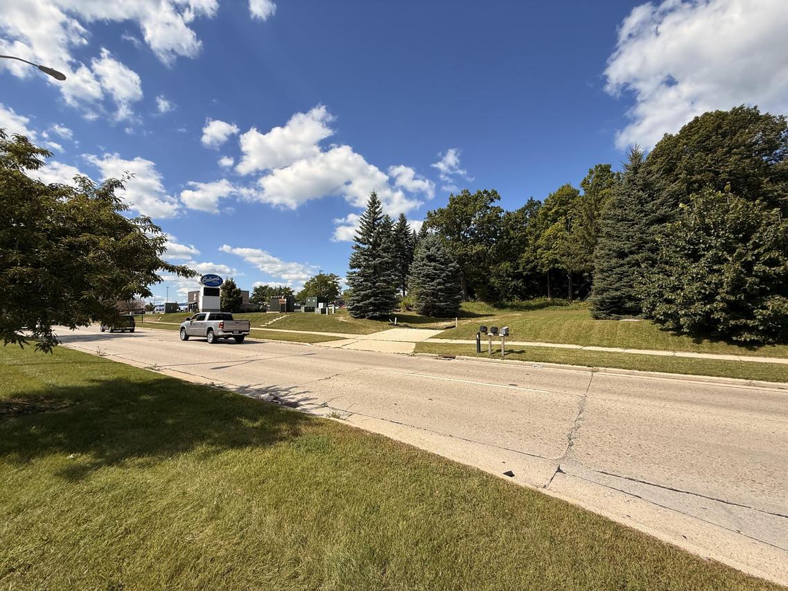 2346 W Washington St, West Bend, WI 53095