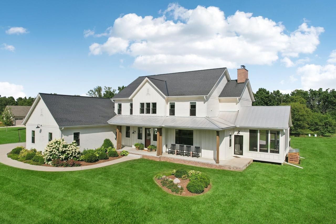 998 N Griffith Rd, Summit, WI 53066