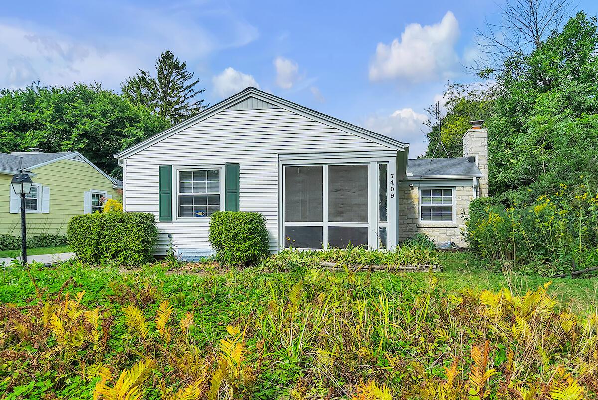 7409 N Longacre Rd, Fox Point, WI 53217