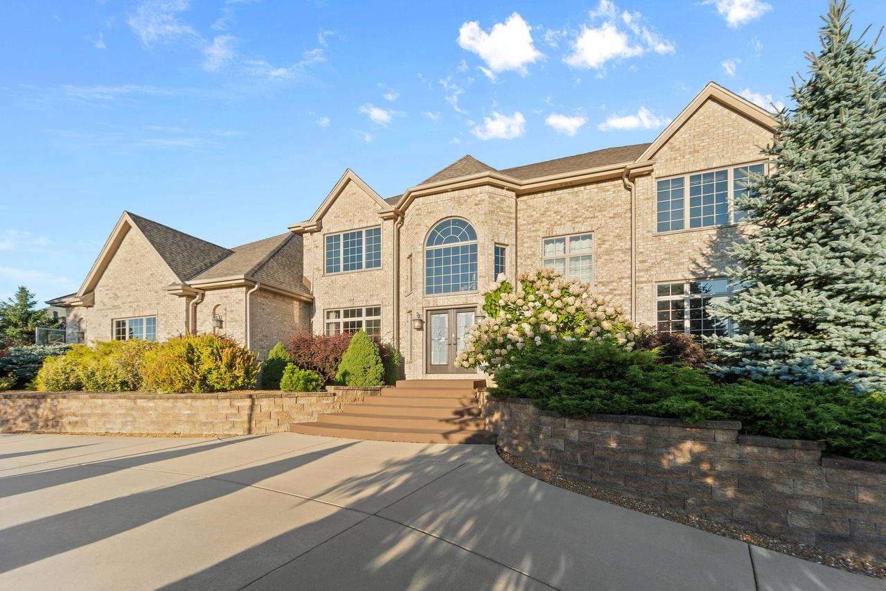 7444 S Stone Hedge Dr, Franklin, WI 53132