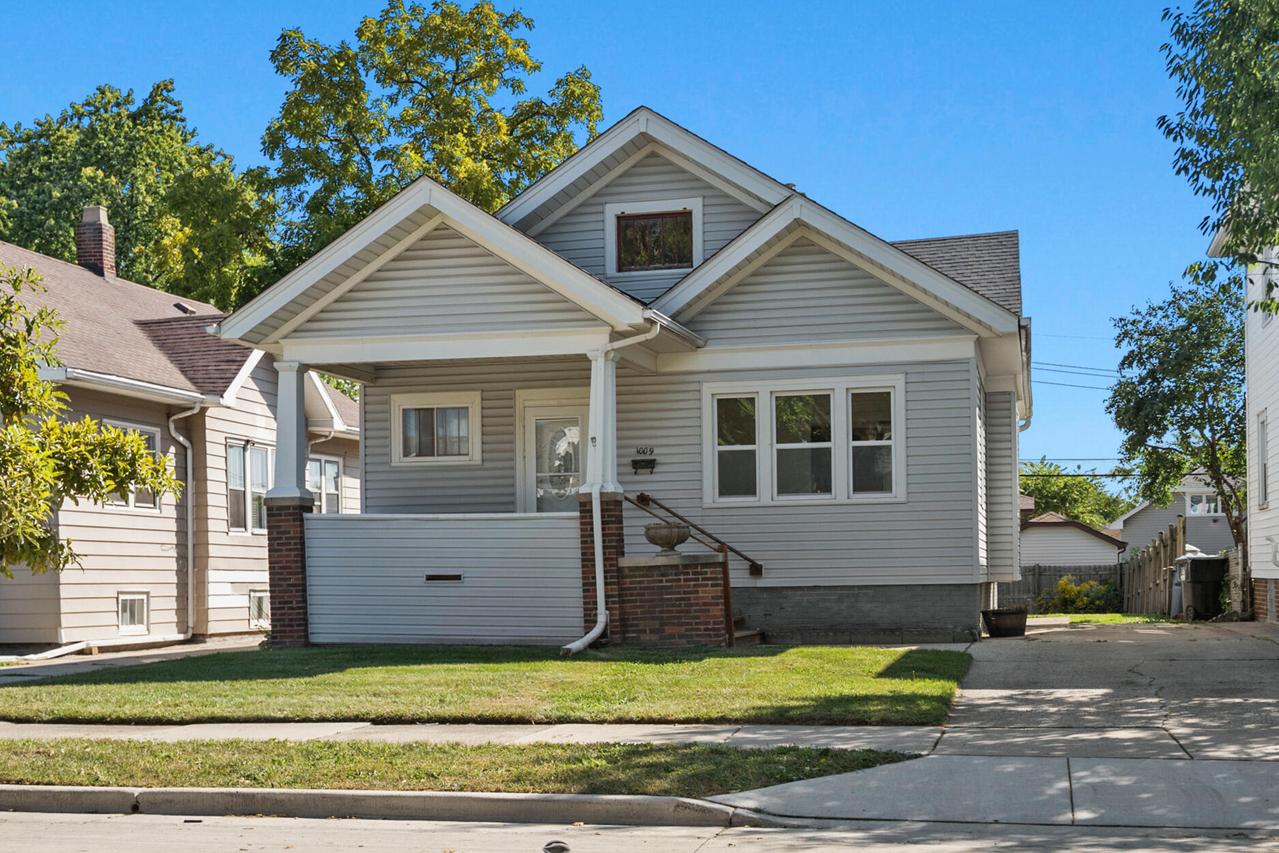 1009 W West Lawn Ave, Racine, WI 53405