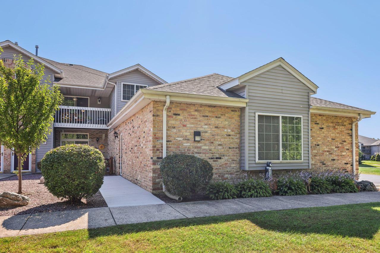 9213 S Aspen Dr #8, Oak Creek, WI 53154