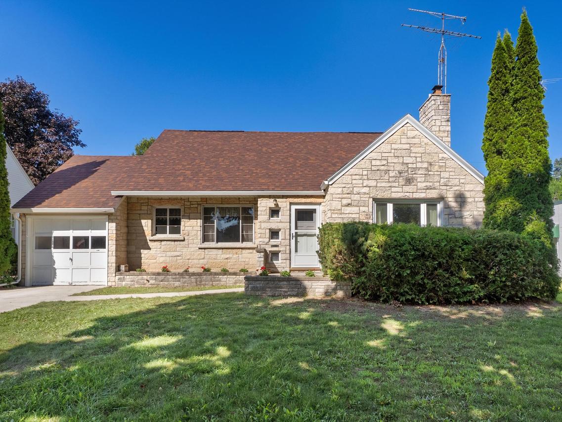 528 West Lawn Blvd, Manitowoc, WI 54220