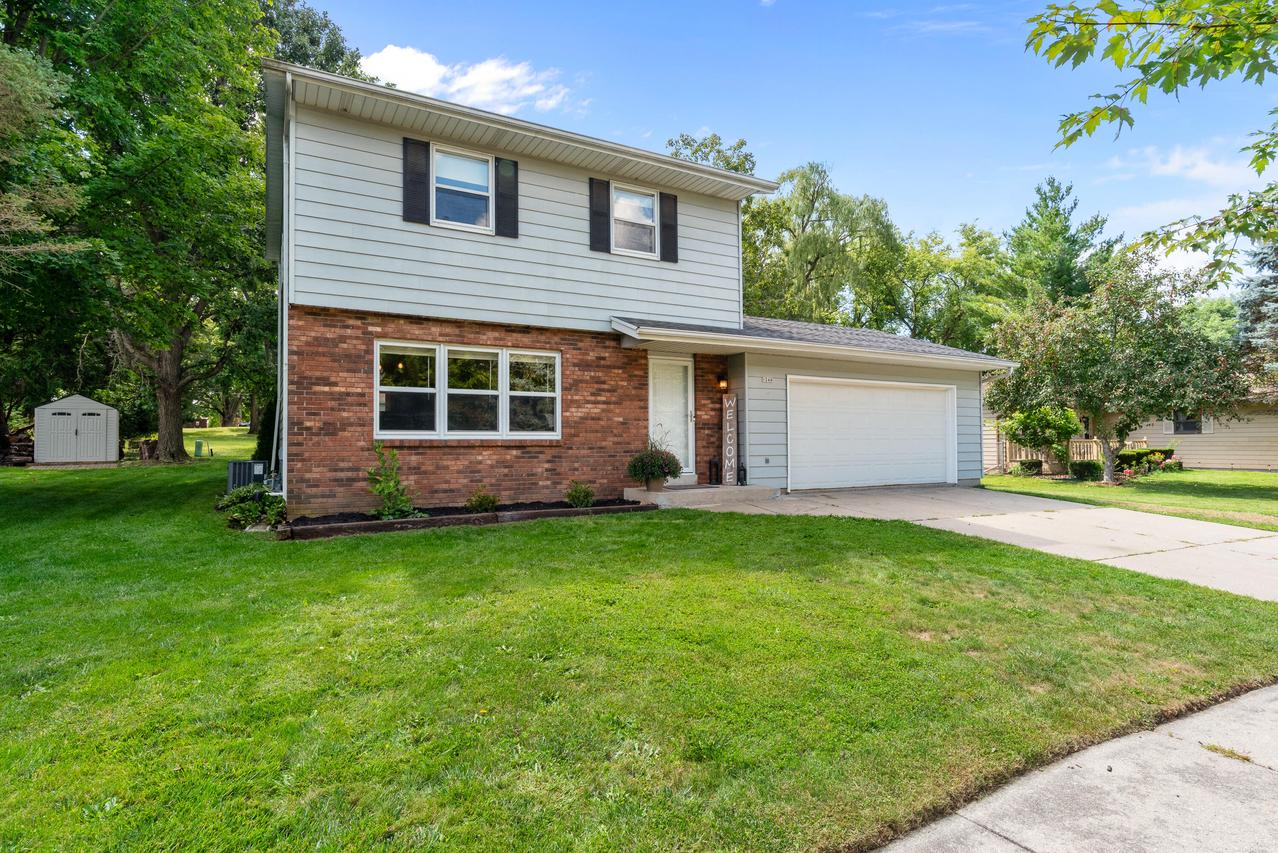 1249 Honeysuckle Rd, Hartford, WI 53027