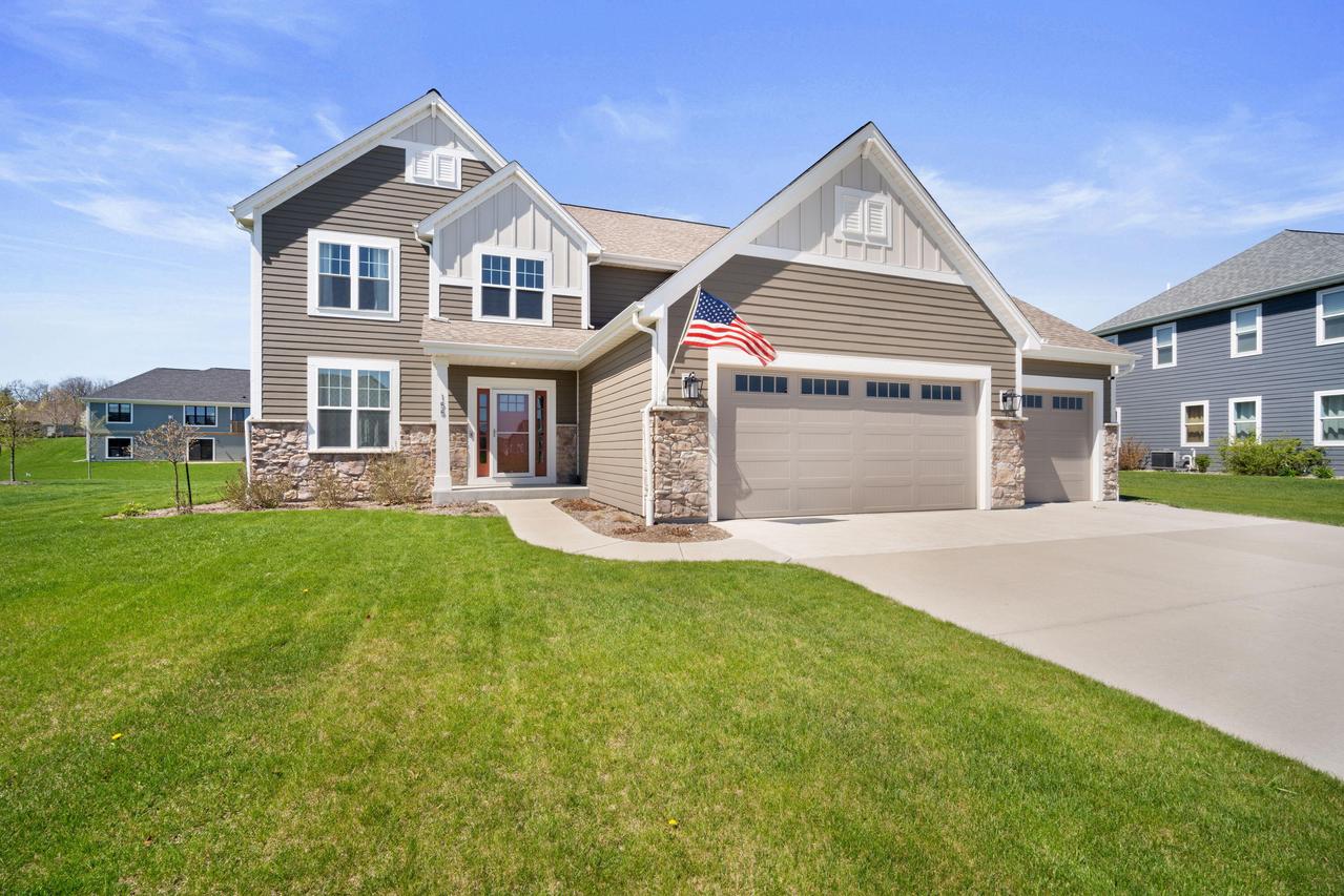 155 Mullberry Ln, Grafton, WI 53024