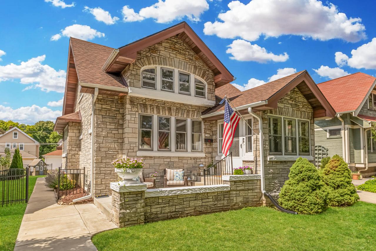 2343 N 63rd St, Wauwatosa, WI 53213