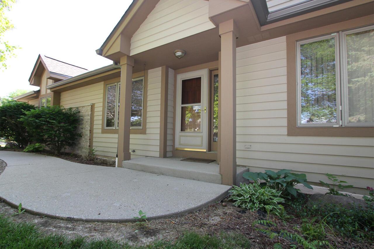 12395 W Waterford Ave, Greenfield, WI 53228