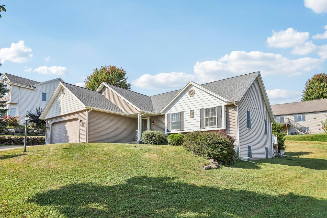 2708 Fox Hill, Waukesha, WI 53189