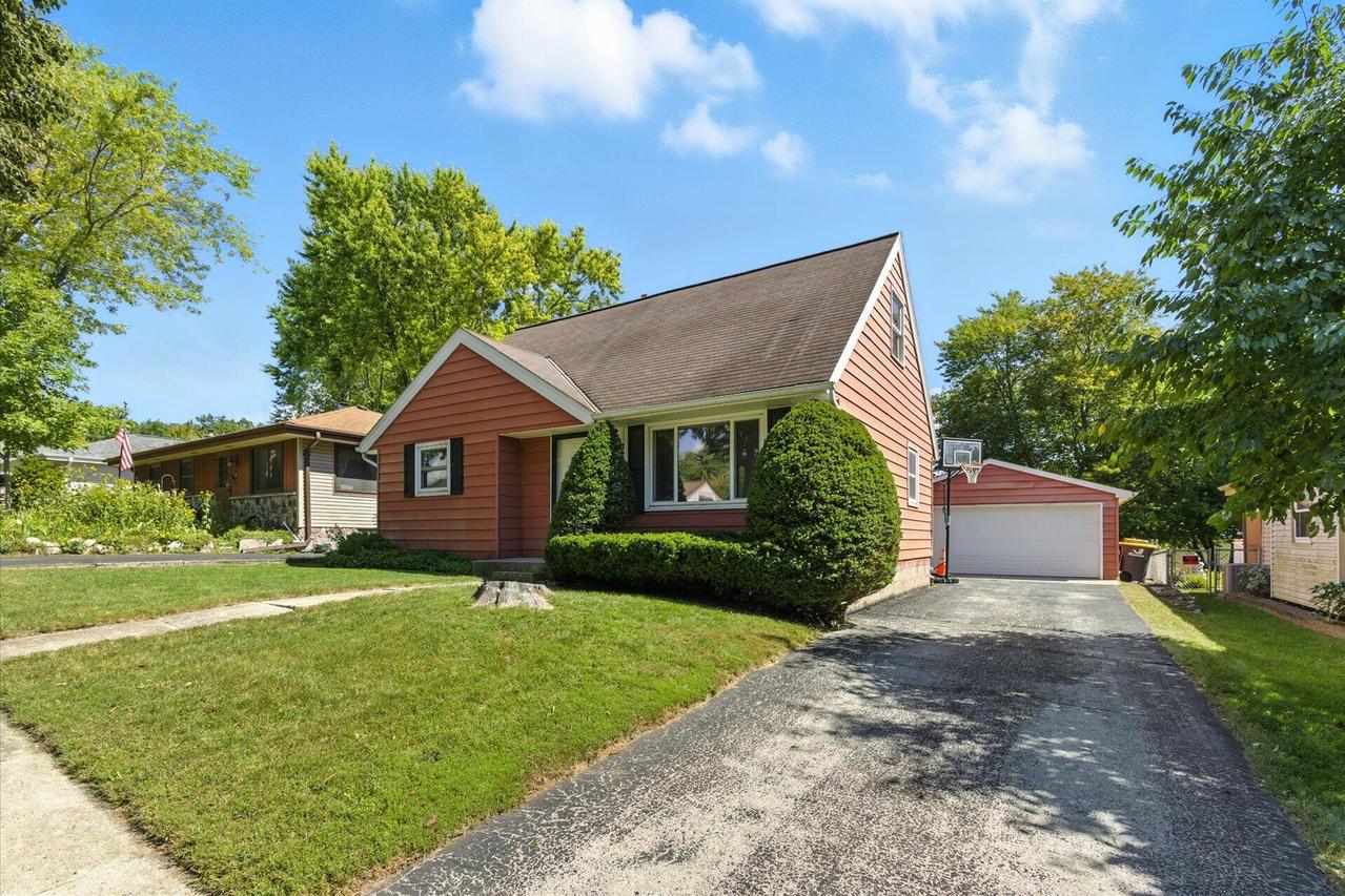 1801 Santa Barbara Dr, Waukesha, WI 53189