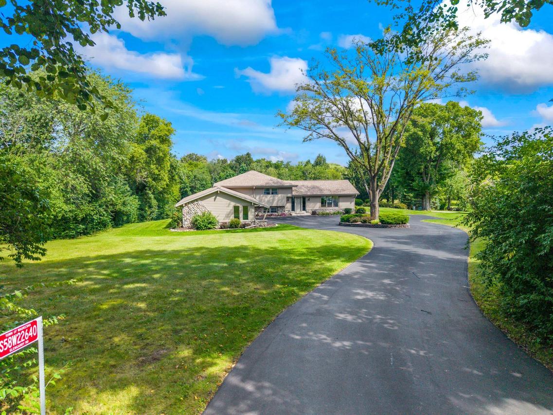 S58W22640 Glengarry Rd, Waukesha, WI 53189