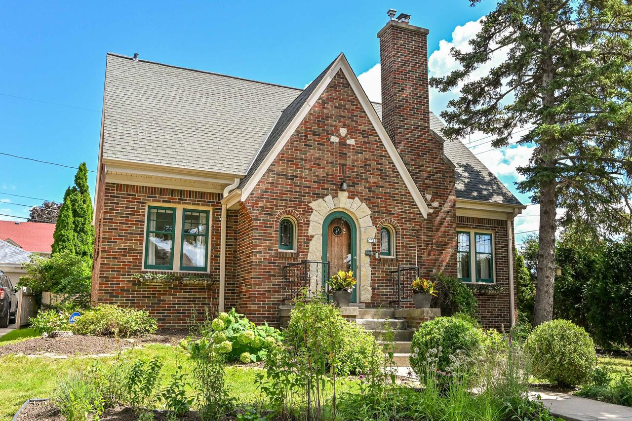 2722 Lefeber Ave, Wauwatosa, WI 53210