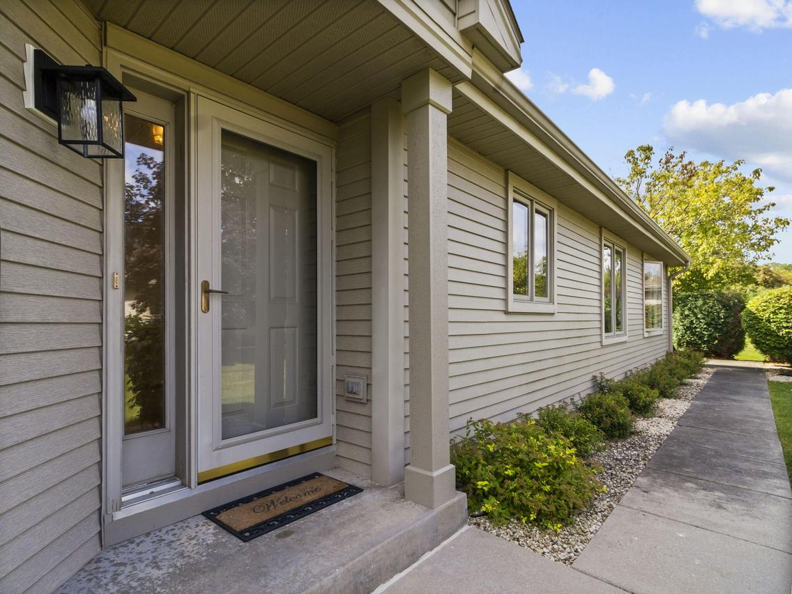 W174N8127 Shady Ln, Menomonee Falls, WI 53051