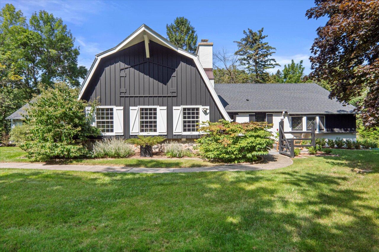 7900 N Club Cir, Fox Point, WI 53217