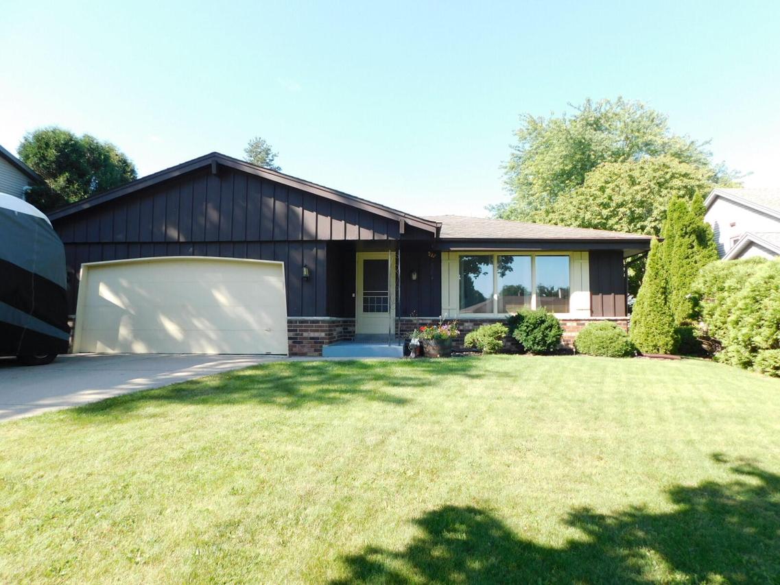 513 Partridge Ct, Pewaukee, WI 53072