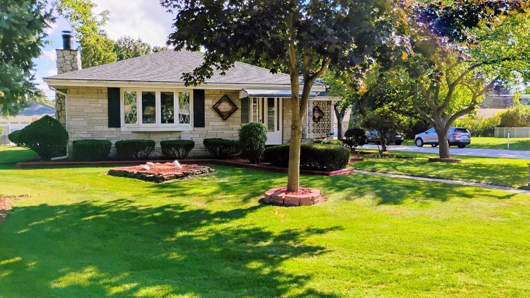 2921 W Vogel Ave, Greenfield, WI 53221