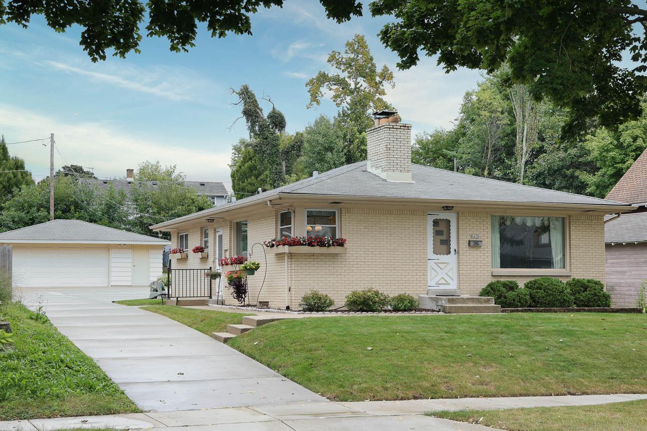 9458 W Mitchell St, West Allis, WI 53214