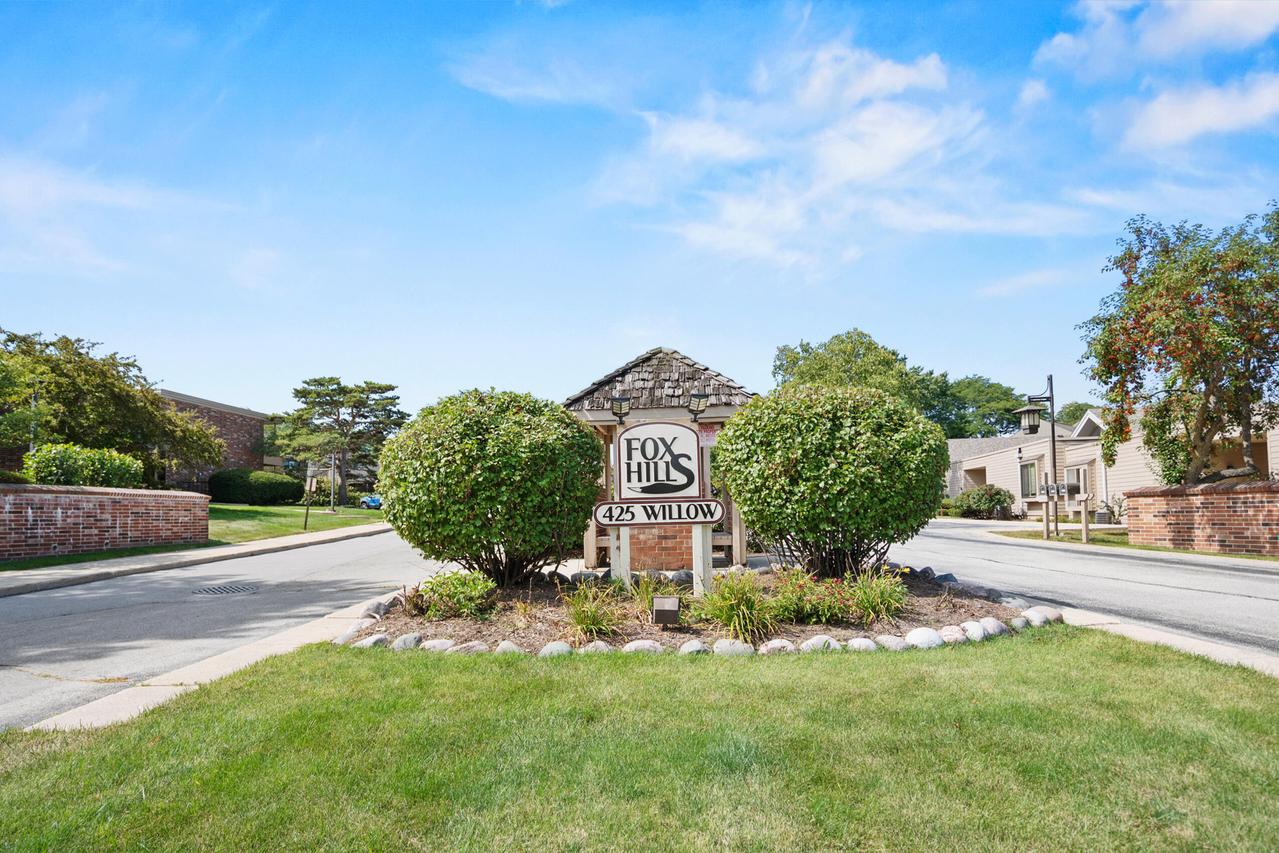 425 W Willow Ct #101, Fox Point, WI 53217